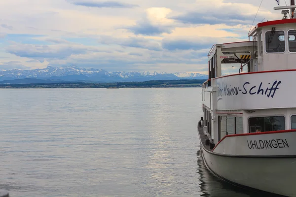 Boat on the Bodensee with alps in the back — Stock Photo, Image