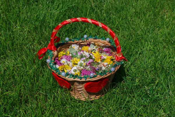 Flower basket at a marriage on green lawn — Stock Photo, Image