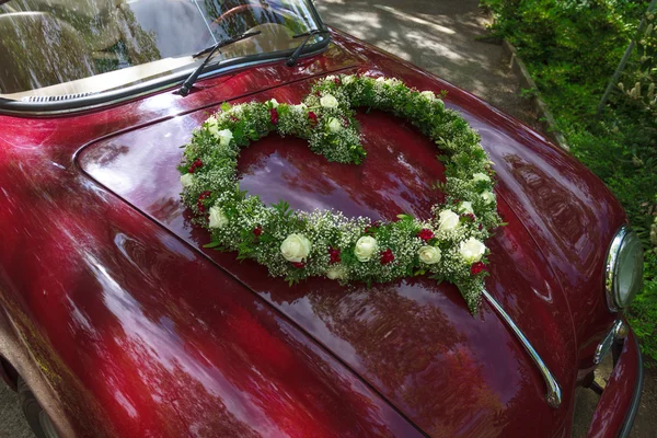 Bouquet de fleurs en forme de coeur sur voiture oldtimer — Photo