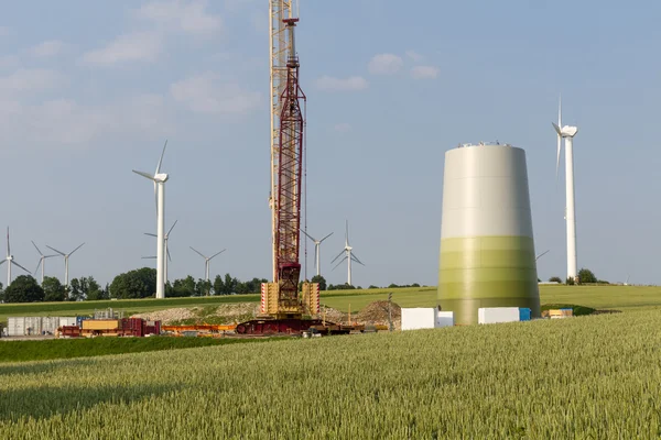 Вітрова турбіна, що будується близько до пшеничного поля Стокова Картинка