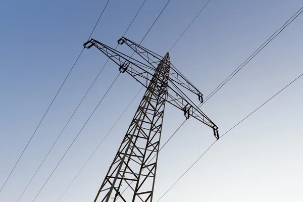 Gücü ile elektrik Kulesi tedarik hattı mavi akşam gökyüzü Stok Fotoğraf