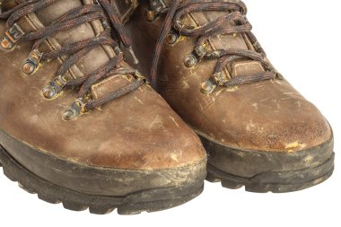 trekking botları izole kırpma yolu ile beyaz üzerinde eski kullanılan