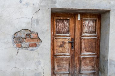 köhne ahşap giriş kapısı ile kırık tuğla duvar
