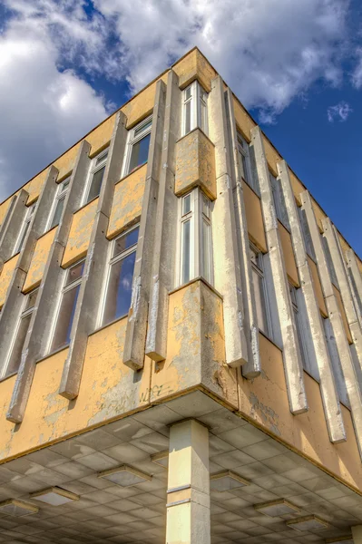 Edifício degradado com céu azul e nuvens HDR — Fotografia de Stock