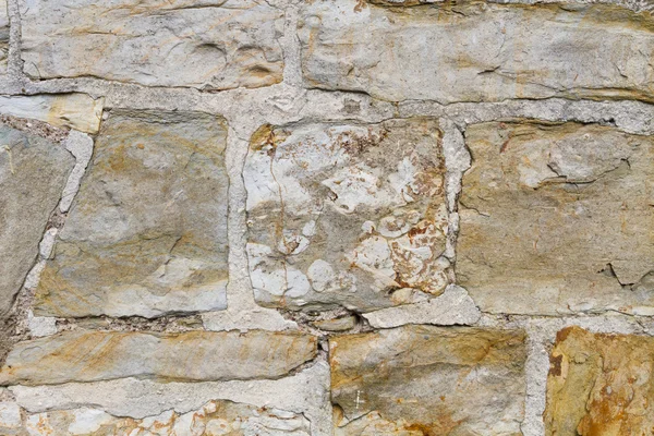 ผนังหินด้านนอกด้วยหินสีเหลืองและซีเมนต์ — ภาพถ่ายสต็อก