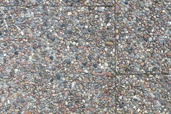Kiezel stenen platen in cement op een afslag — Stockfoto