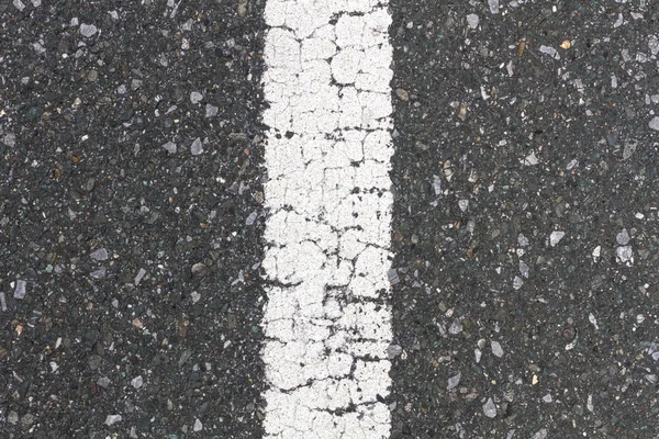 Straße mit weißer Linie in der Mitte senkrecht — Stockfoto