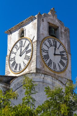 Kule ve büyük saat Avrupa kilise