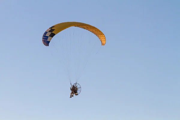 Parapendio con motore — Foto Stock