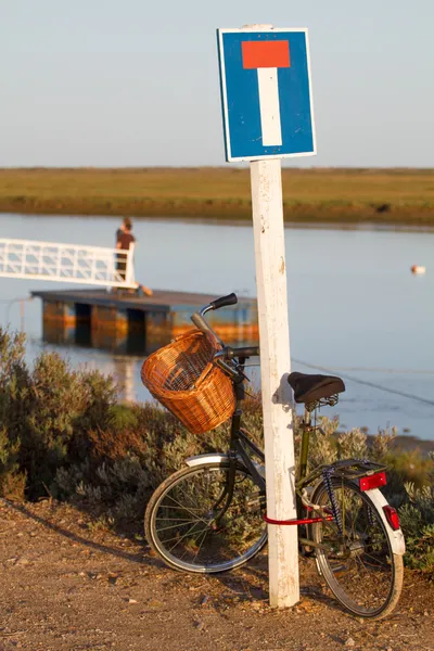 靠海边的死胡同标志的自行车 — 图库照片