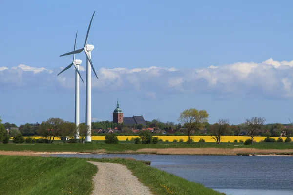 Windrad in der Nähe der deutschen See lizenzfreie Stockbilder