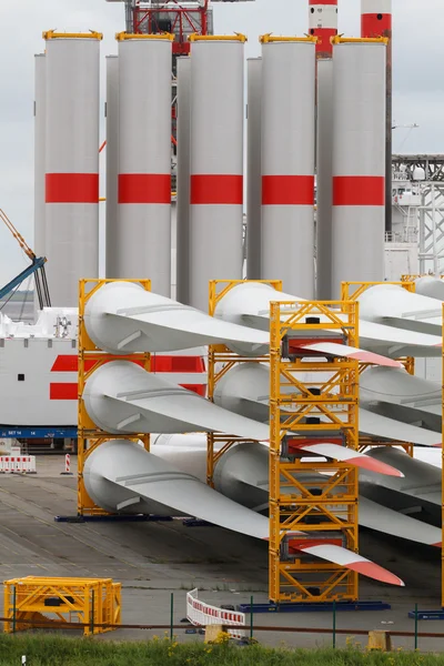 Rotor blades and mast for huge wind turbines in harbour — Stock Photo, Image