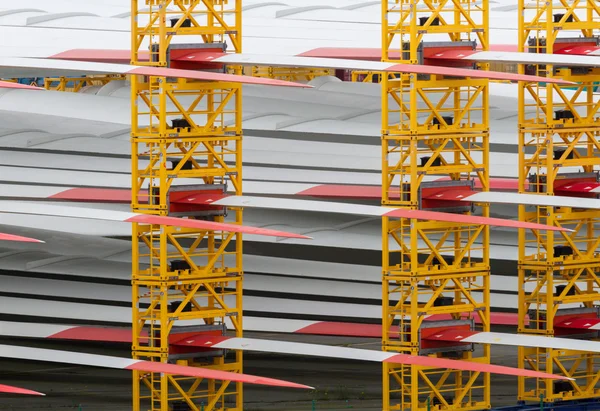 Detail van vele rotorbladen voor grote windturbines in haven — Stockfoto