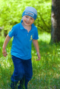 Gülümseyen küçük çocuk