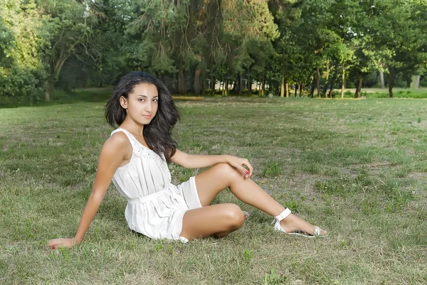 Portret van het meisje op het gras — Stockfoto