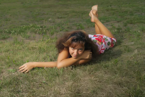 Portrét dívky v trávě — Stock fotografie