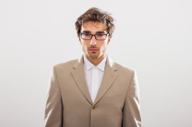 Takım elbiseli genç işadamı