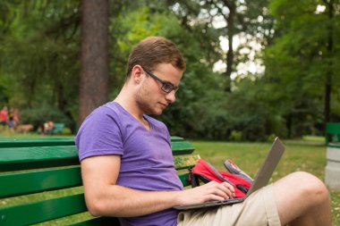 dizüstü bilgisayar ile yakışıklı öğrenci