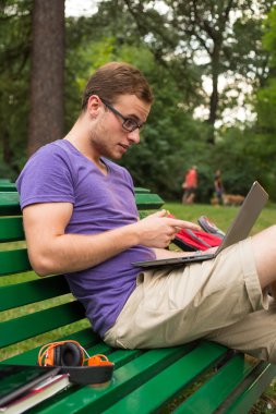 yakışıklı öğrenci