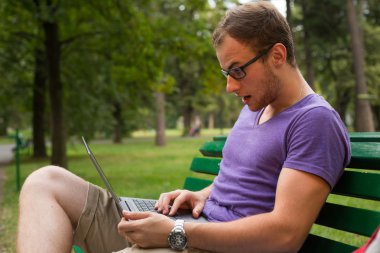 park içinde laptop ile öğrenci