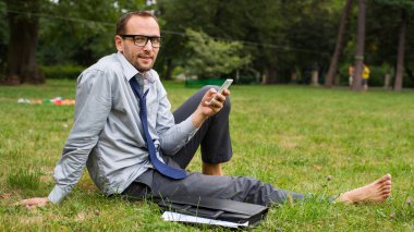 işadamı cep telefonundan sohbet