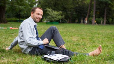 işadamı çimenlerin üzerinde