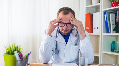 baş ağrısı olan doktor