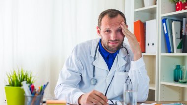 baş ağrısı olan doktor