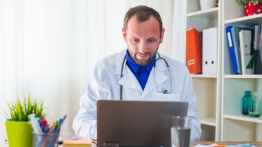 dizüstü bilgisayar kullanan doktor