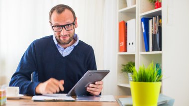 Tabletli genç adam.