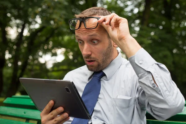 Empresário surpreso com tablet — Fotografia de Stock