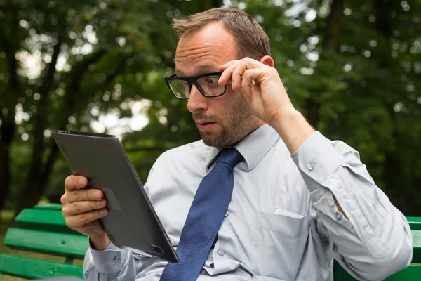 Překvapený podnikatel s tabletem — Stock fotografie