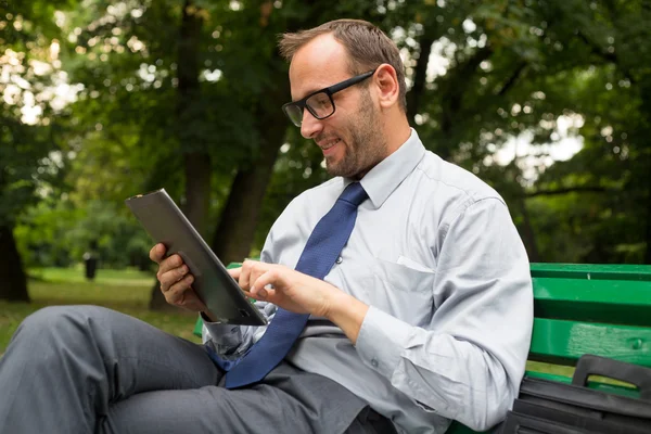 Empresário em com tablet — Fotografia de Stock