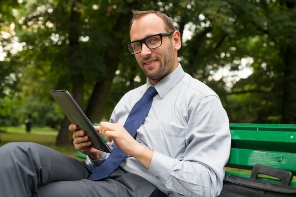 Lachende zakenman aan met de Tablet PC — Stockfoto