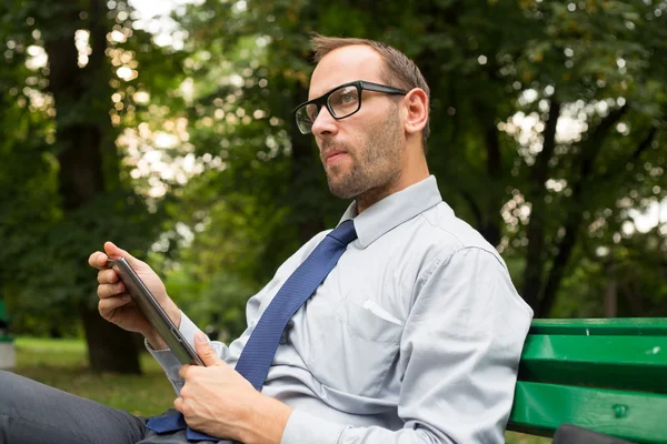 Zakenman die tablet vasthoudt — Stockfoto