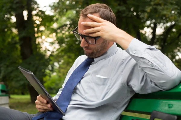 Homem de negócios irritado com tablet — Fotografia de Stock