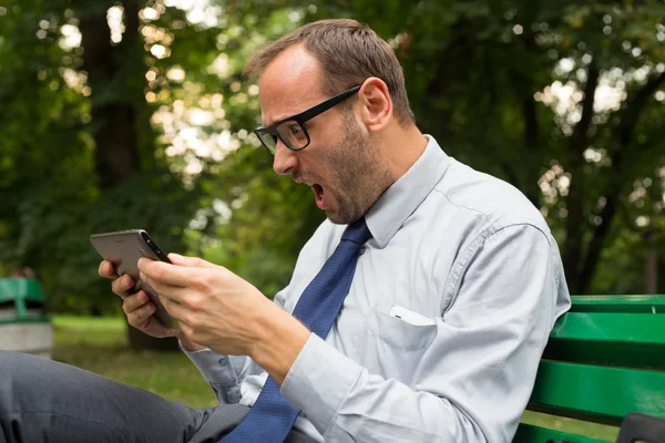 Rozzlobený podnikatel s tabletem — Stock fotografie