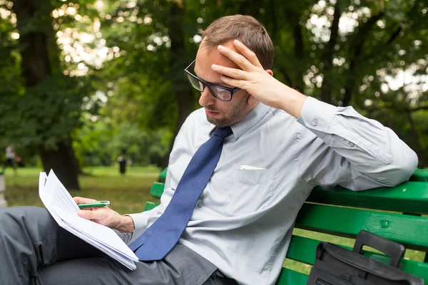 Geschäftsmann liest Dokumente — Stockfoto