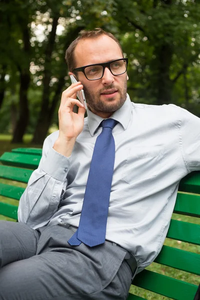Empresário falando no celular — Fotografia de Stock
