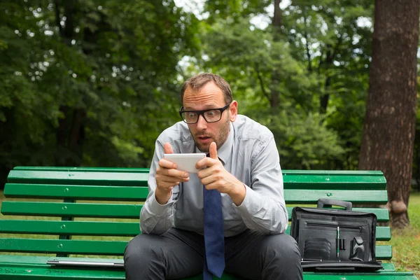 Überraschter Geschäftsmann plaudert auf Handy — Stockfoto