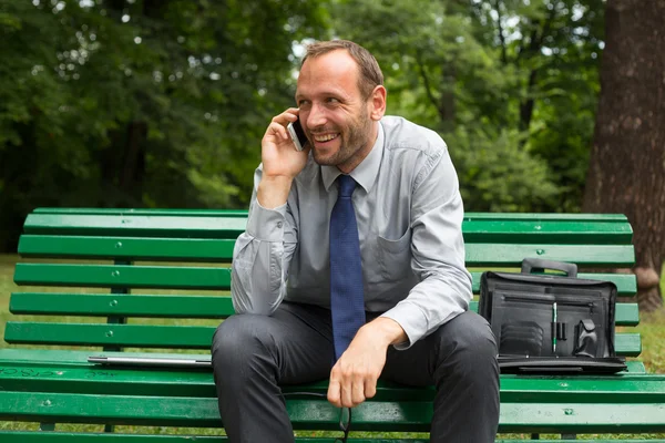 Businessman talking on mobile phone — Stock Photo, Image