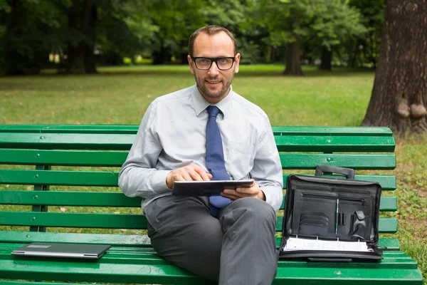 Biznesmen z tabletem — Zdjęcie stockowe