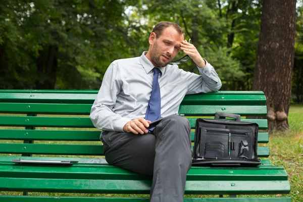 Affärsman på bänk — Stockfoto