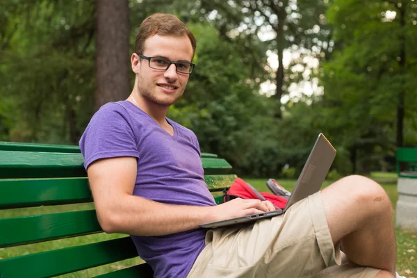 Estudiante guapo con computadora — Foto de Stock