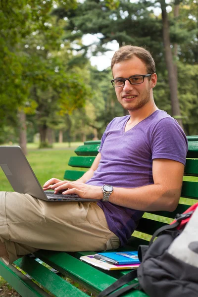 Ung student med laptop — Stockfoto