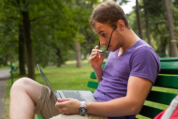 Student op Bank — Stockfoto