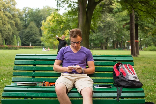 Student sedí na lavičce — Stock fotografie