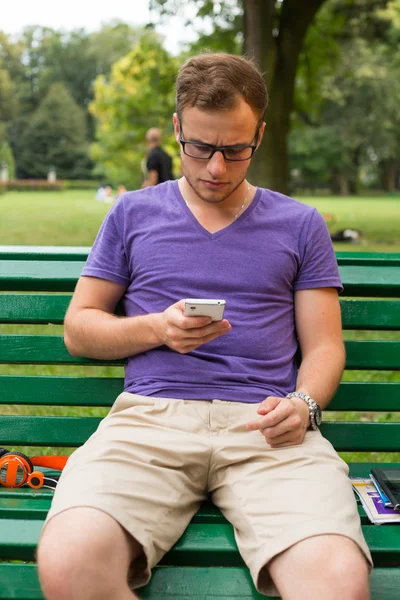 Student with phone — Stock Photo, Image