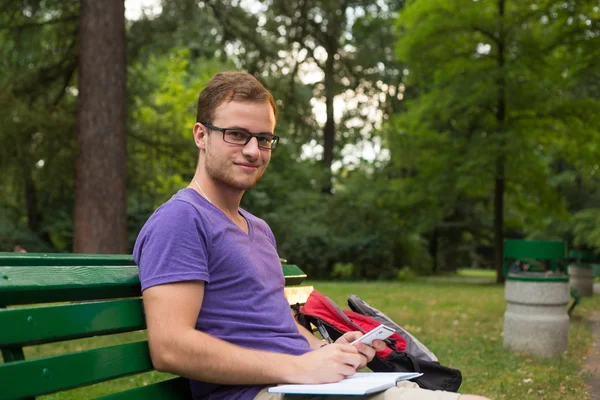 Studente con telefono e taccuino — Foto Stock