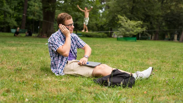 Homem com telefone móvel — Fotografia de Stock